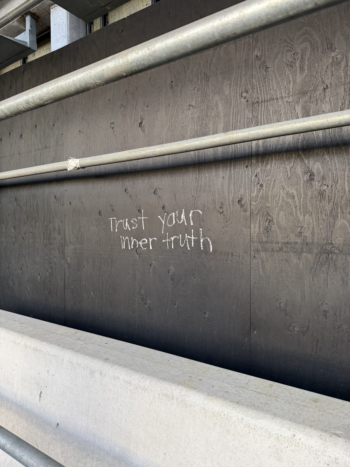 sign reading ‘trust your inner truth’